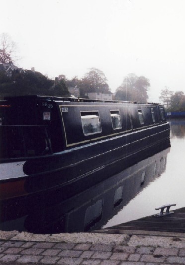 narrowboat in de mist